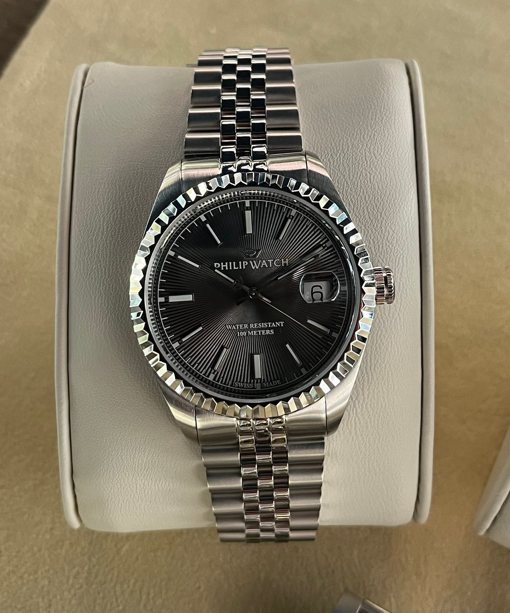 Orologio Philip Watch in argento con lunetta blu e quadrante blu scuro; visualizza giorno e data.