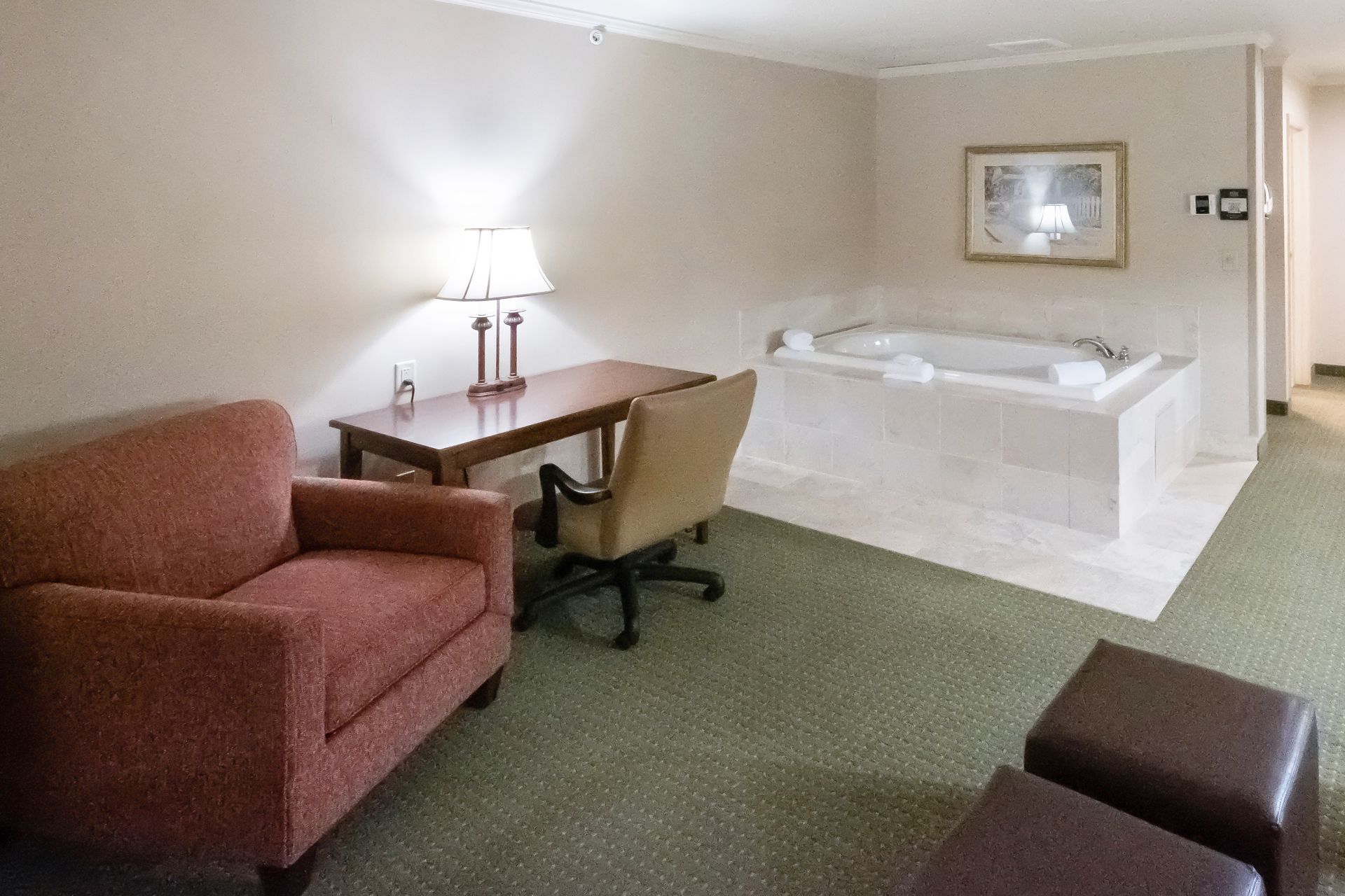 hotel whirlpool suite
