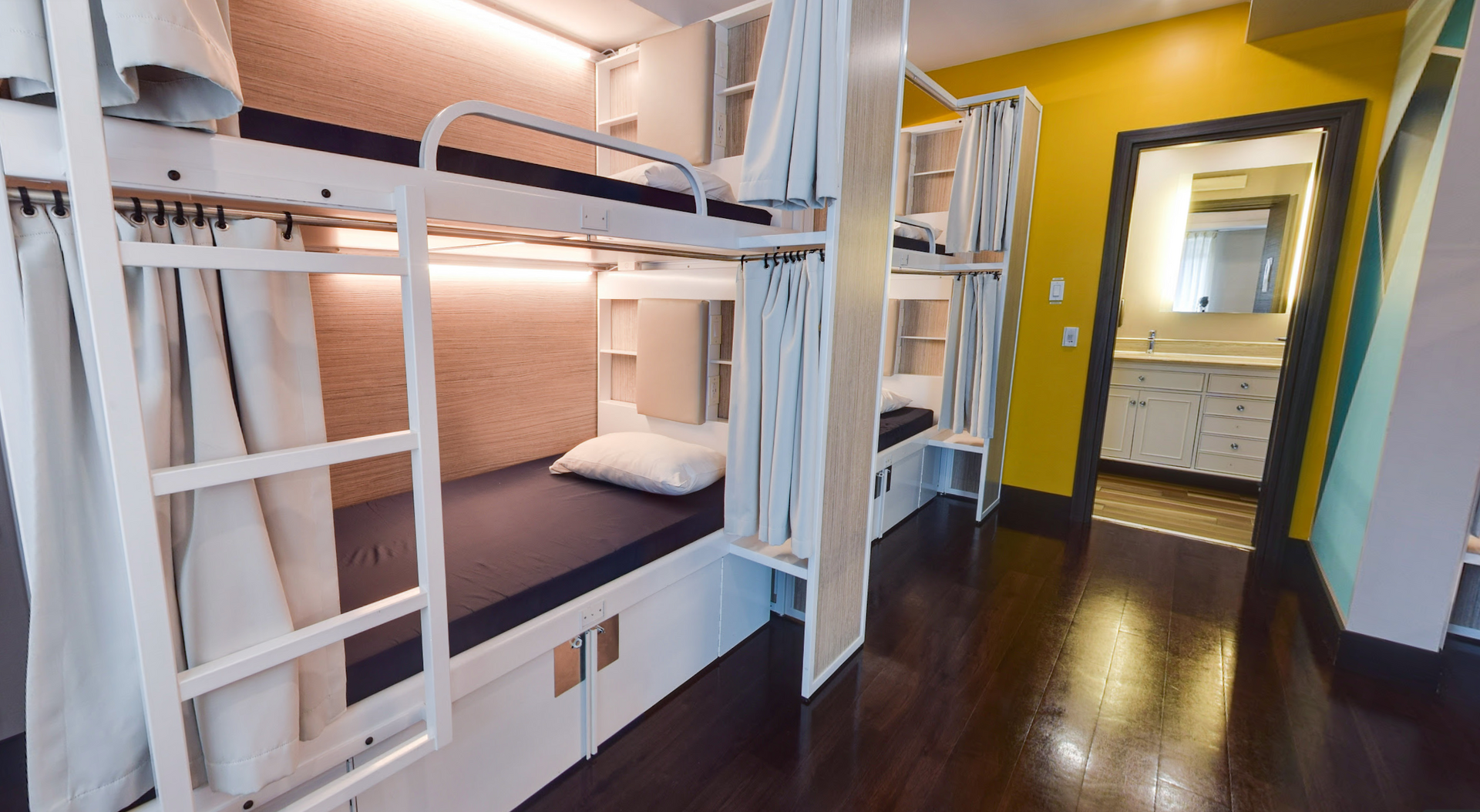 Lits superposés dans une chambre d'auberge de jeunesse.