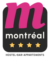 Logo pour auberge à Montréal un « m » rose sur un carré noir arrondi, avec « montréal » en dessous et quatre étoiles dorées.
