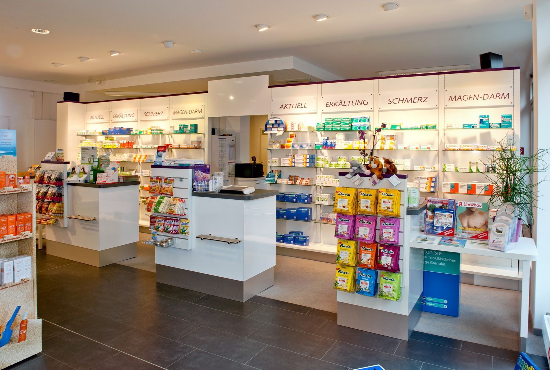 Eine Apotheke mit vielen Regalen und einer Theke