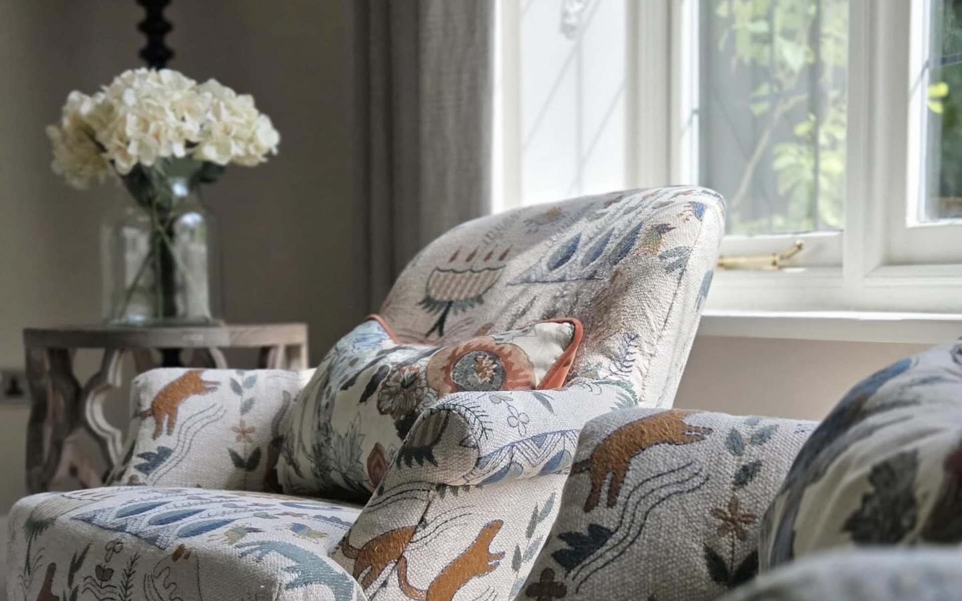 luxury-living-room-bournemouth-copperdoor-interior-design-armchair