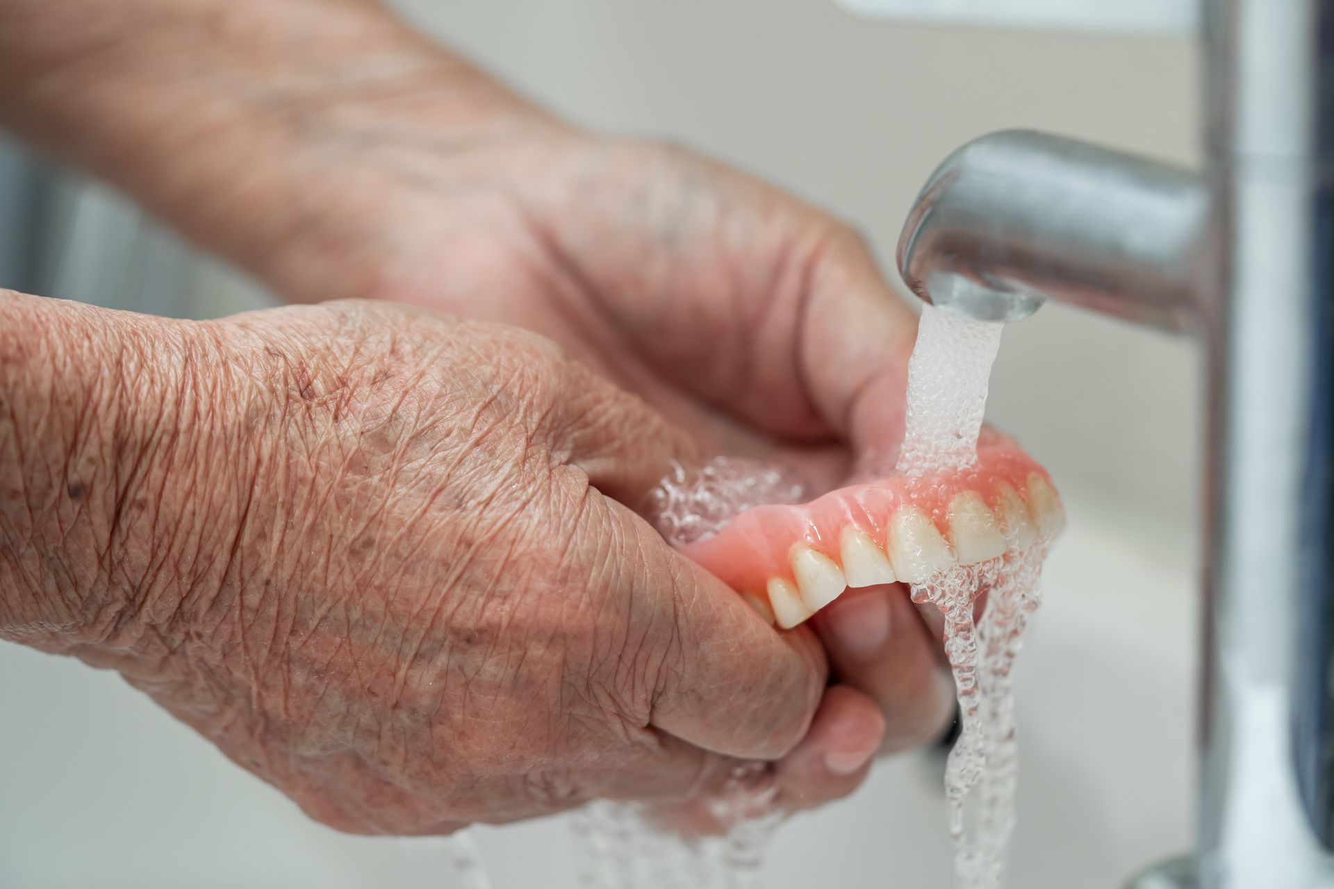 Cleaning a denture cleaning a denture
