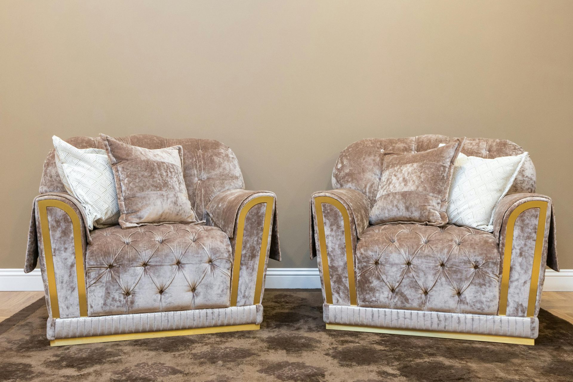 Two chairs are sitting next to each other on a rug in a living room.