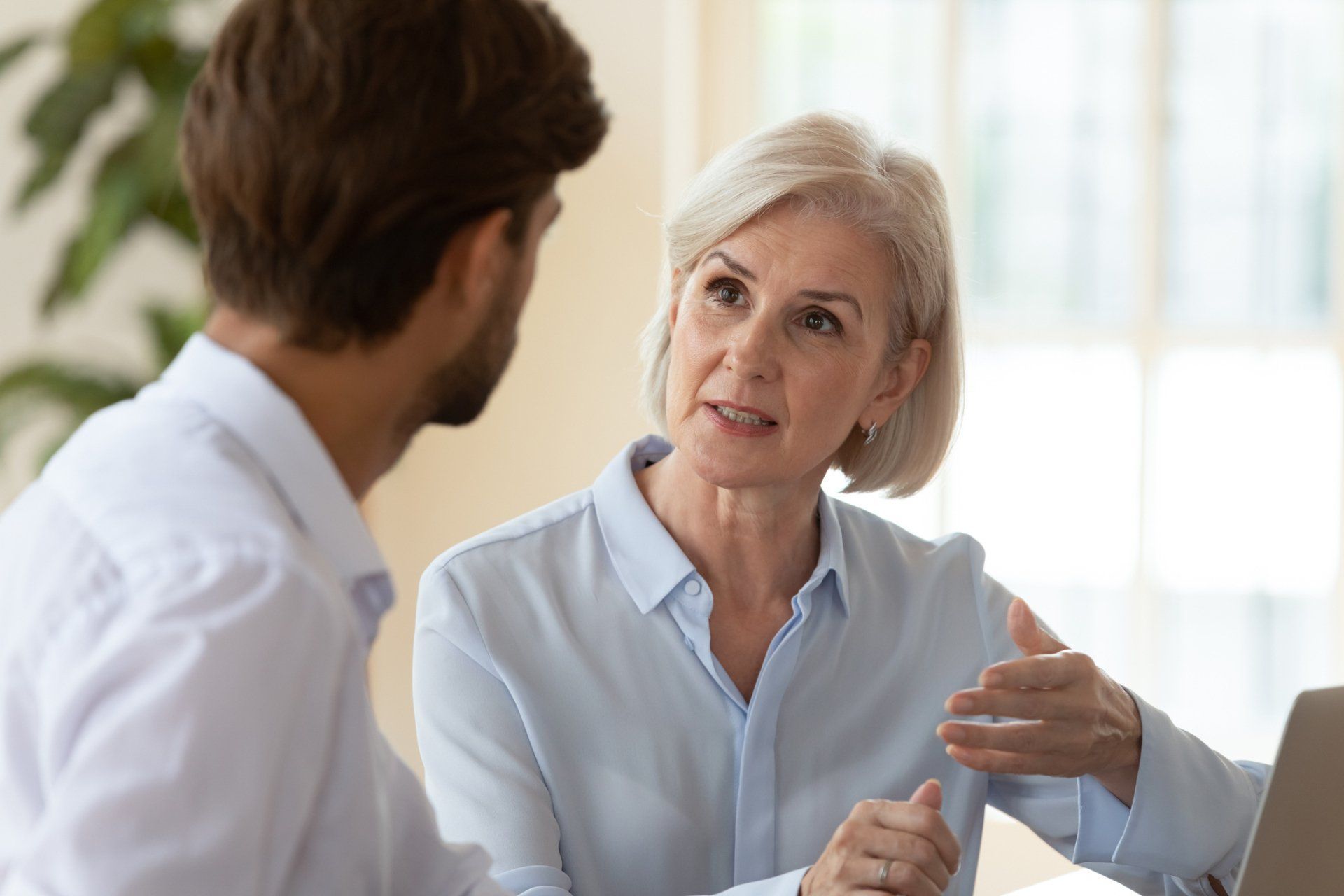 Woman discussing with her subordinate