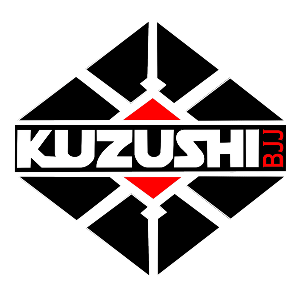 Logo: Schriftzug &bdquo;KUZUSHI BJJ&ldquo; in Wei&szlig; auf schwarzem und rotem geometrischem Grund.