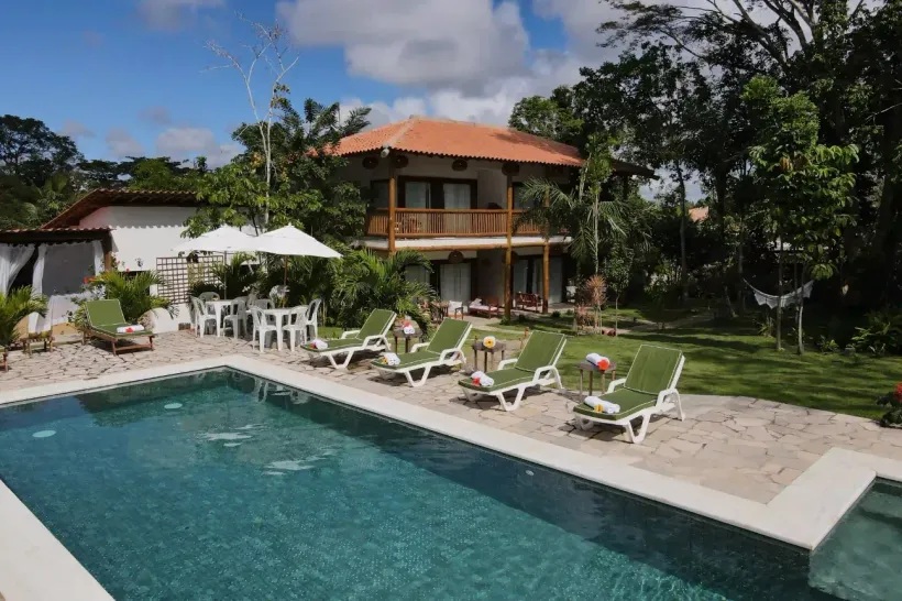 Uma grande piscina em frente a uma casa - pousada-recanto-caxando
