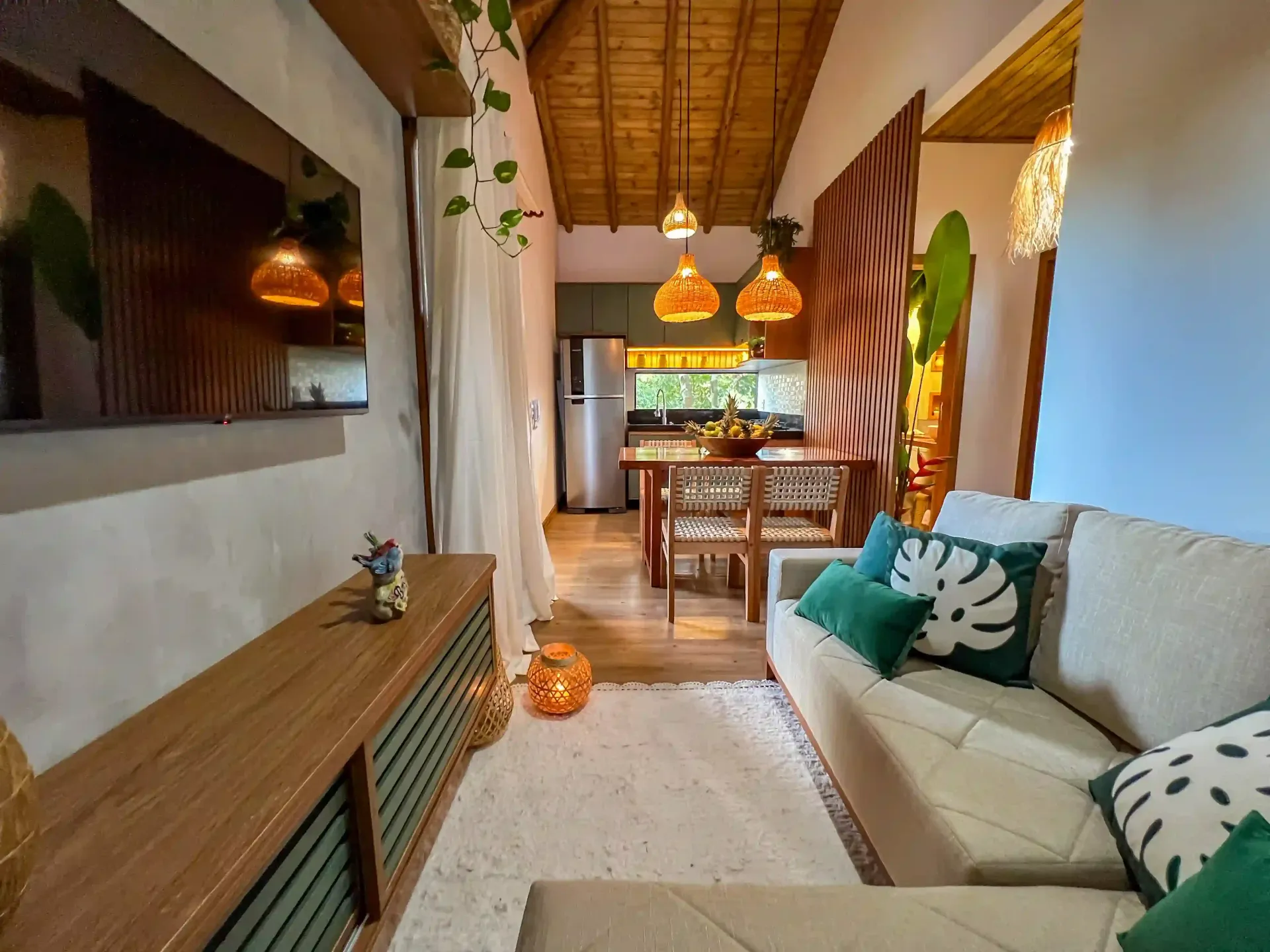 Uma sala de estar com um sofá e uma TV de tela plana. pousada-recanto-caxando
