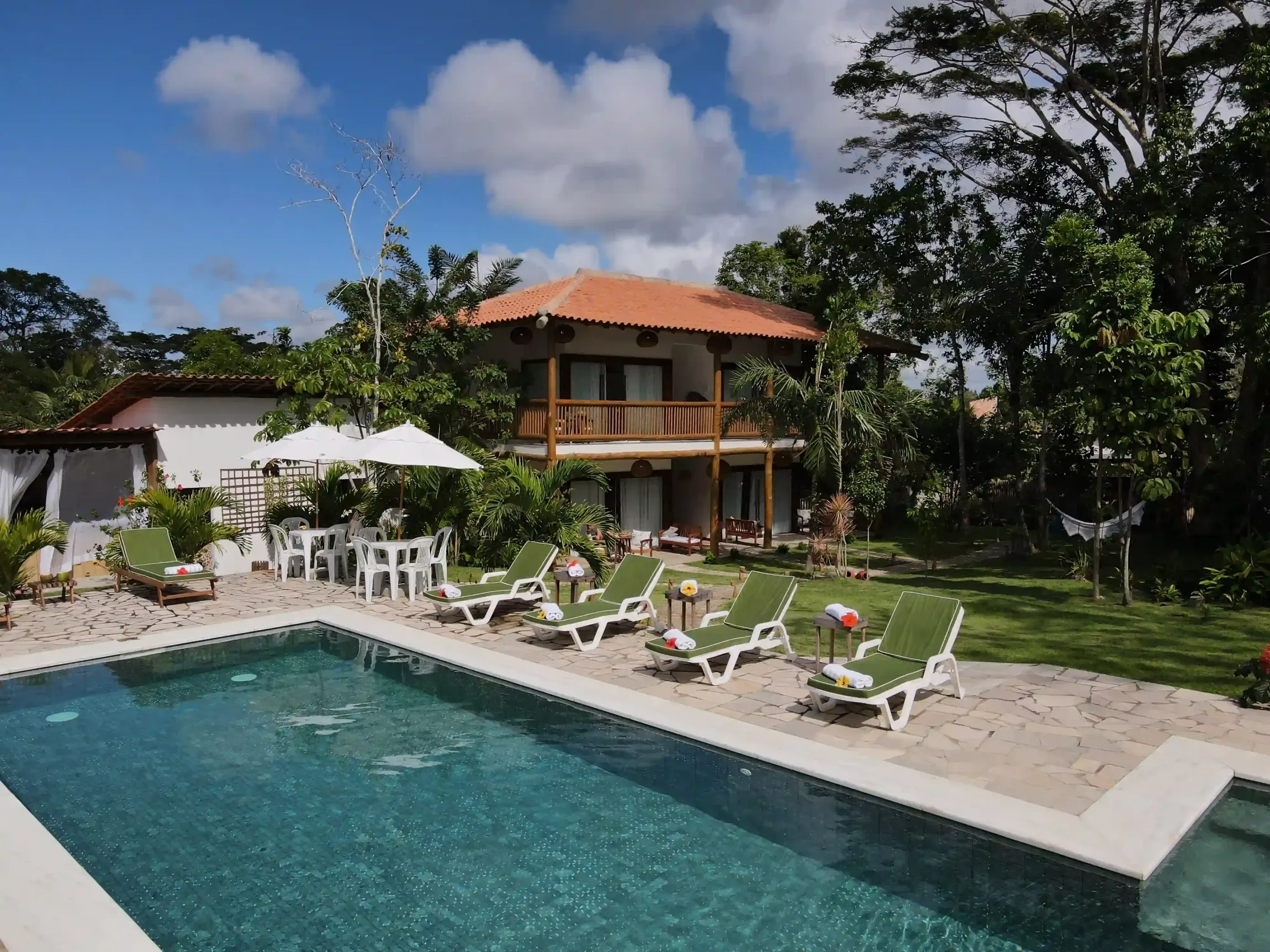 Uma grande piscina em frente a uma casa - pousada-recanto-caxando
