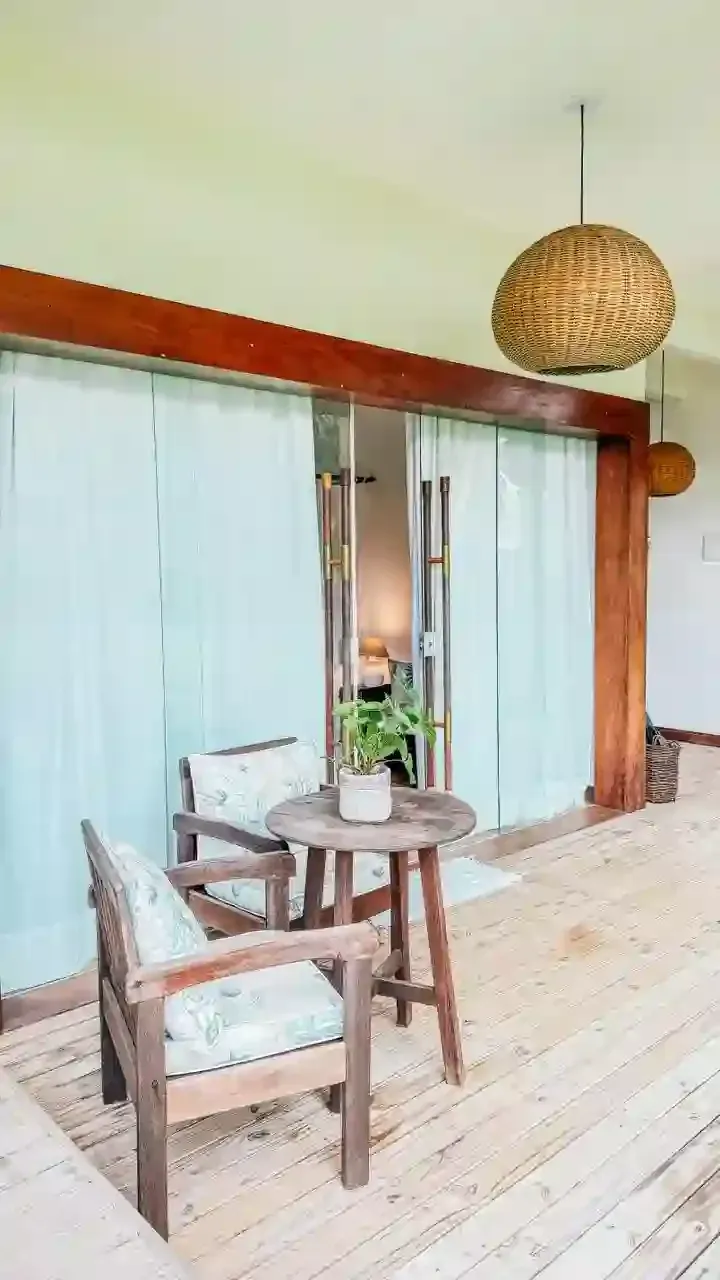 Há uma mesa e cadeiras na sala - pousada-recanto-caxando
