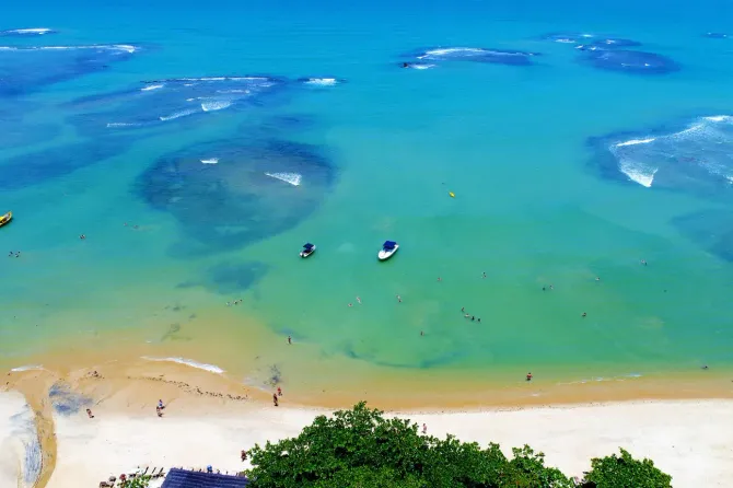 Uma grande piscina em frente a uma casa - pousada-recanto-caxando
