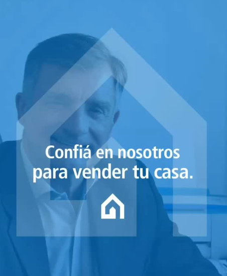 Hombre de traje, con una superposición de casa y el texto