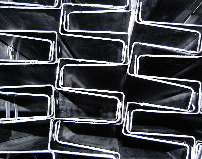 Un mucchio di tubi metallici sono impilati uno sopra l'altro