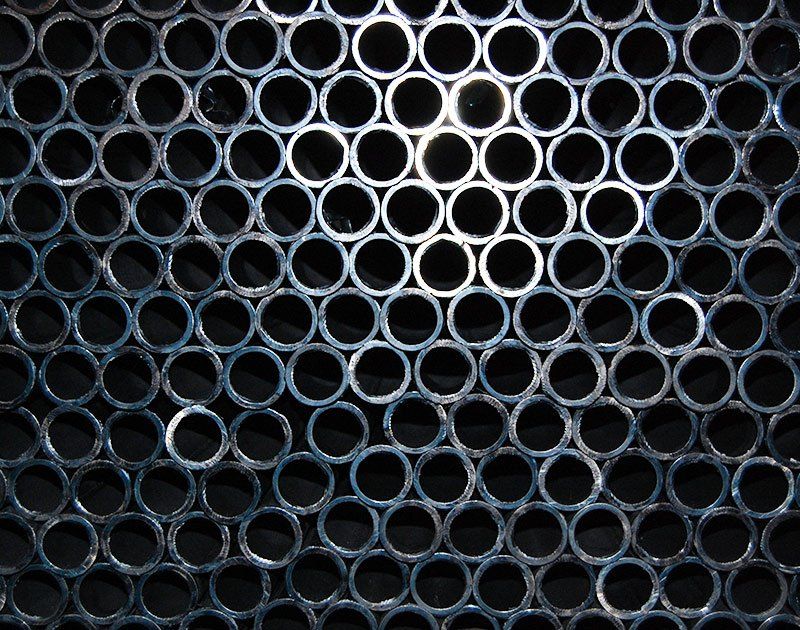 Un mucchio di tubi metallici impilati uno sopra l'altro