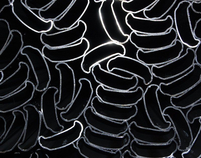 Uno sfondo nero con un motivo di linee bianche