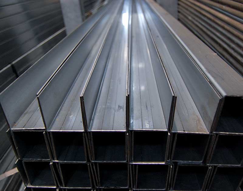 Un mucchio di tubi metallici sono impilati uno sopra l'altro