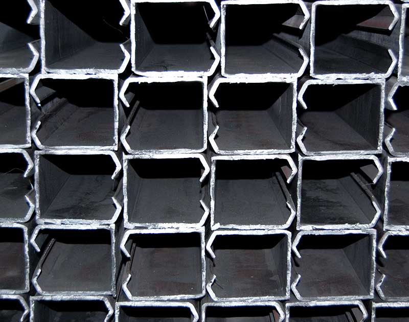 Un primo piano di una pila di tubi metallici quadrati
