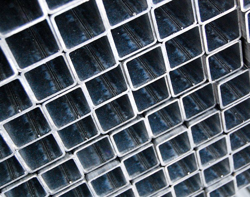 Un primo piano di una pila di tubi metallici quadrati