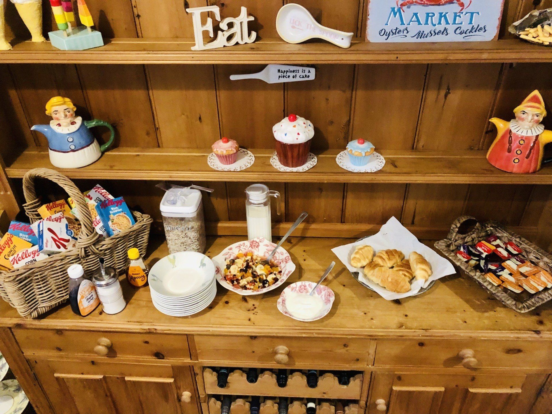 A wooden shelf with a sign that says eat on it