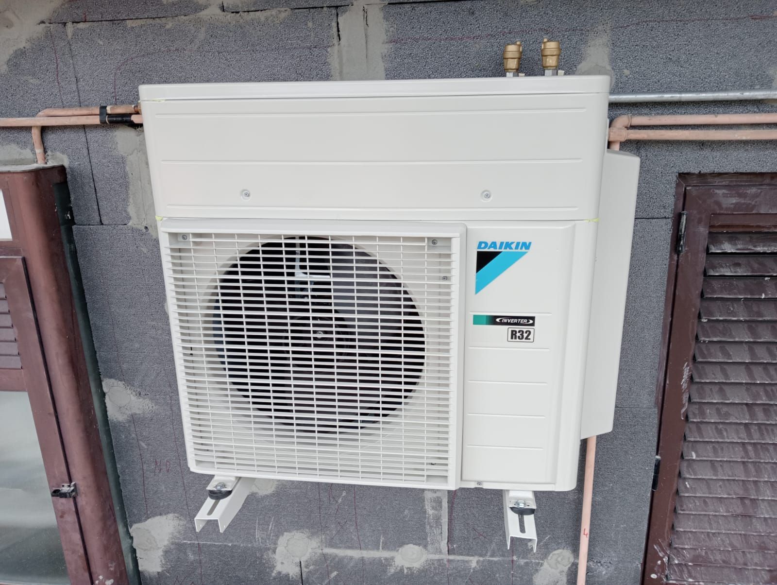 Un condizionatore d'aria Daikin è montato sul lato di un edificio.