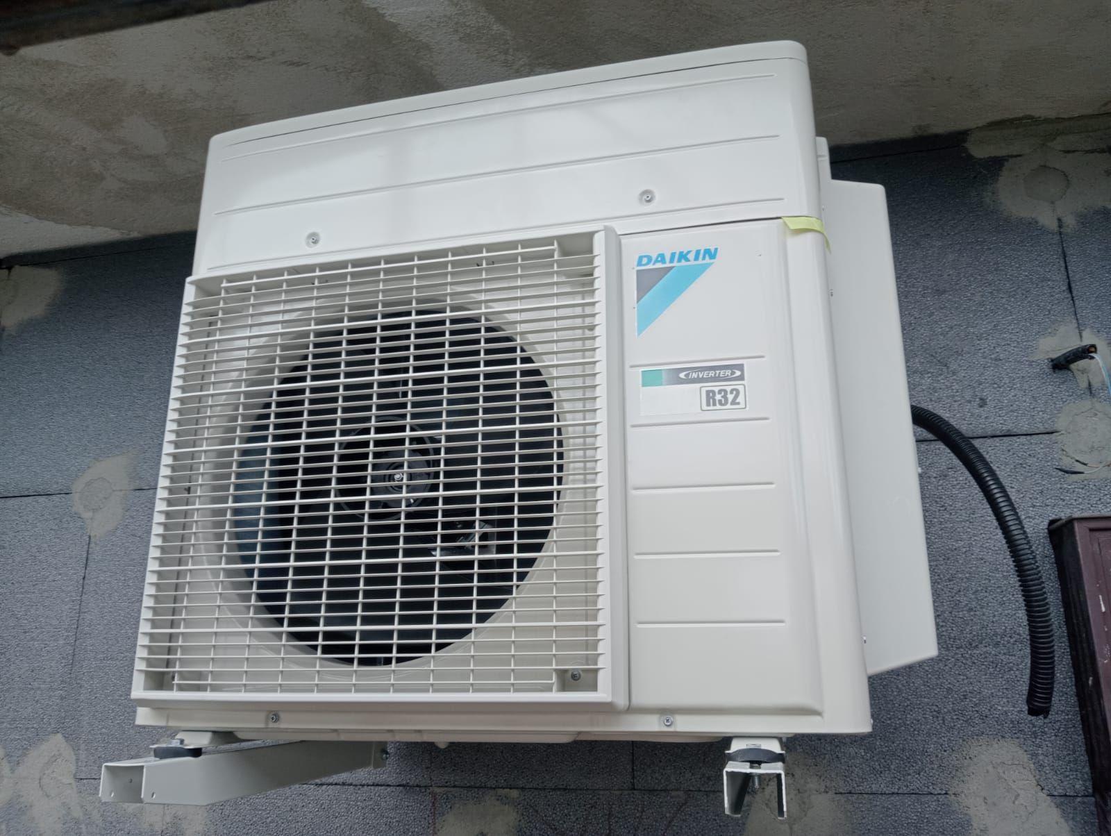 Un condizionatore d'aria daikin è montato sul lato di un edificio
