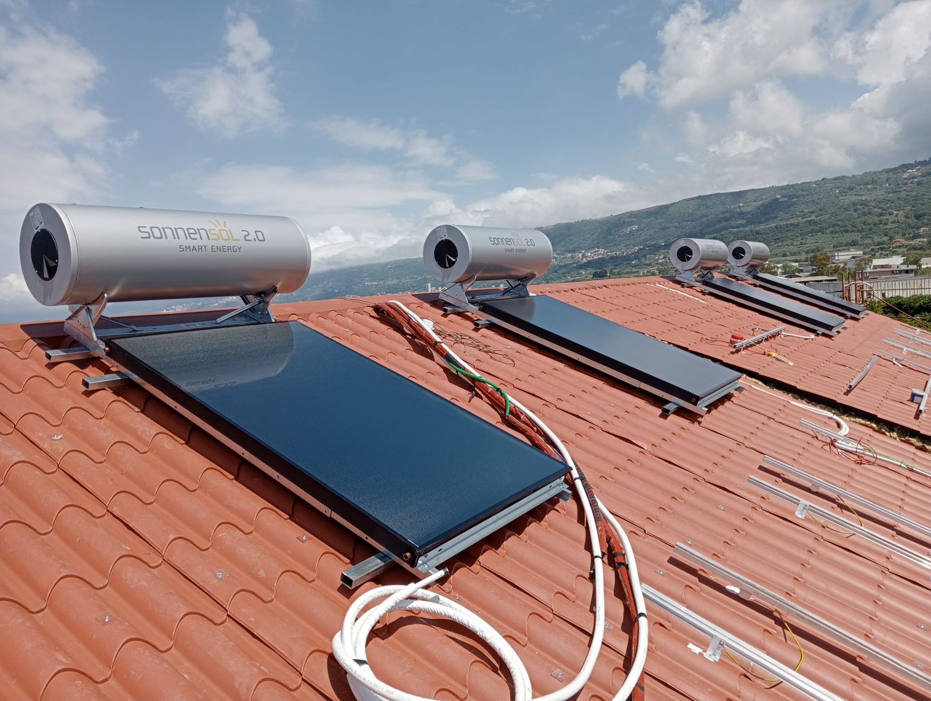 Tre pannelli solari sono sul tetto di un edificio