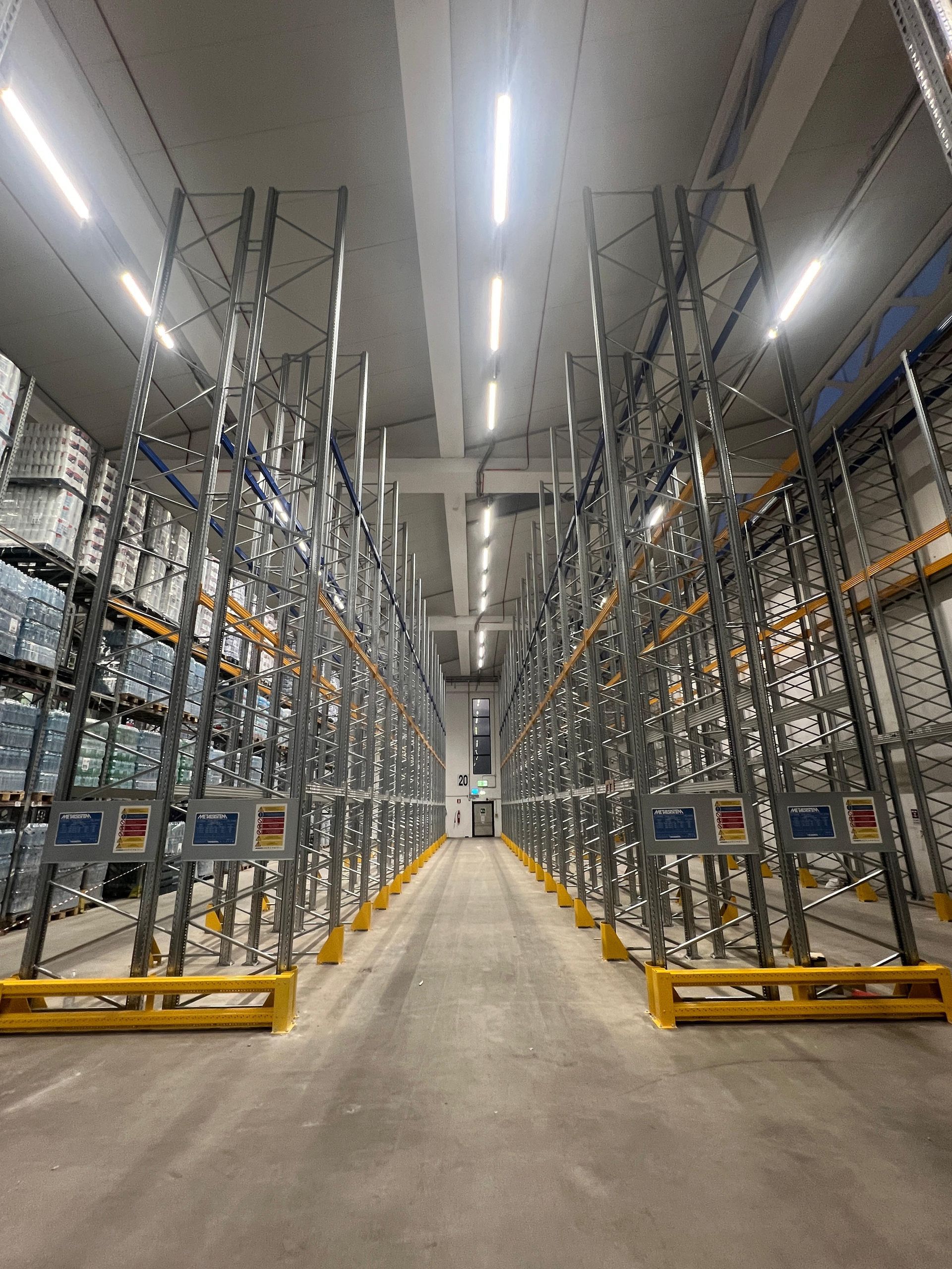 Un grande magazzino pieno di scaffali e scatole.