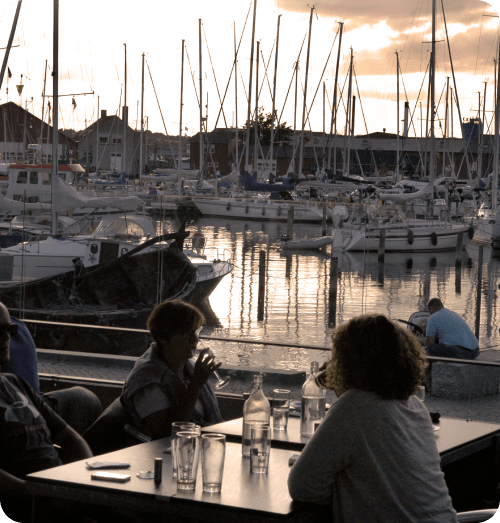 Udsigten til havnen fra terrassen på Det hvide pakhus
