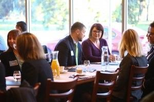 A group of people are sitting at a table in a restaurant.
