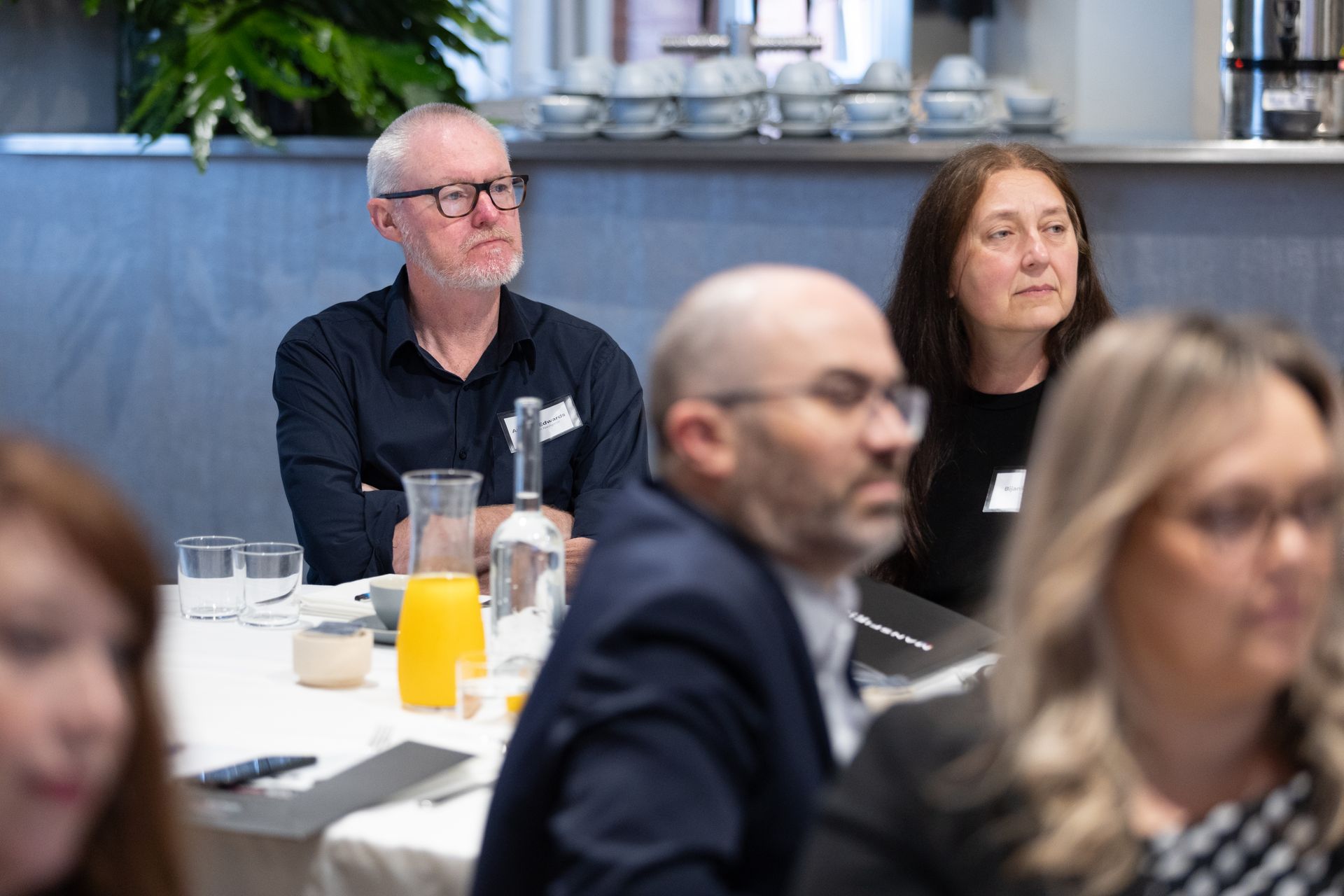 A group of people are sitting at a table in a restaurant.