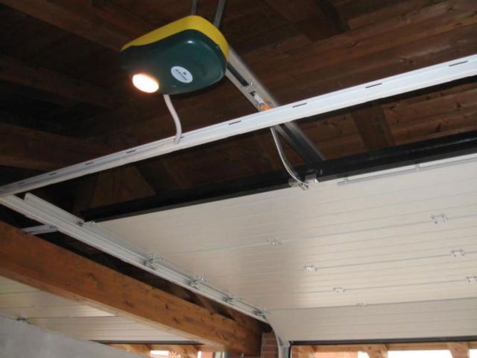 Soffitto del garage con apriporta aereo e binari fissati a travi di legno