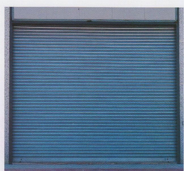 La saracinesca avvolgibile in metallo blu è chiusa?