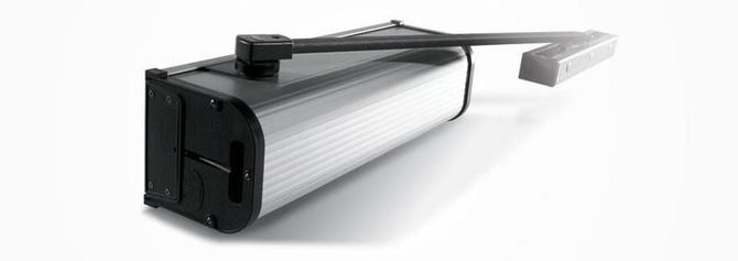 Espositore telescopico nero e argento con pannello espositivo bianco