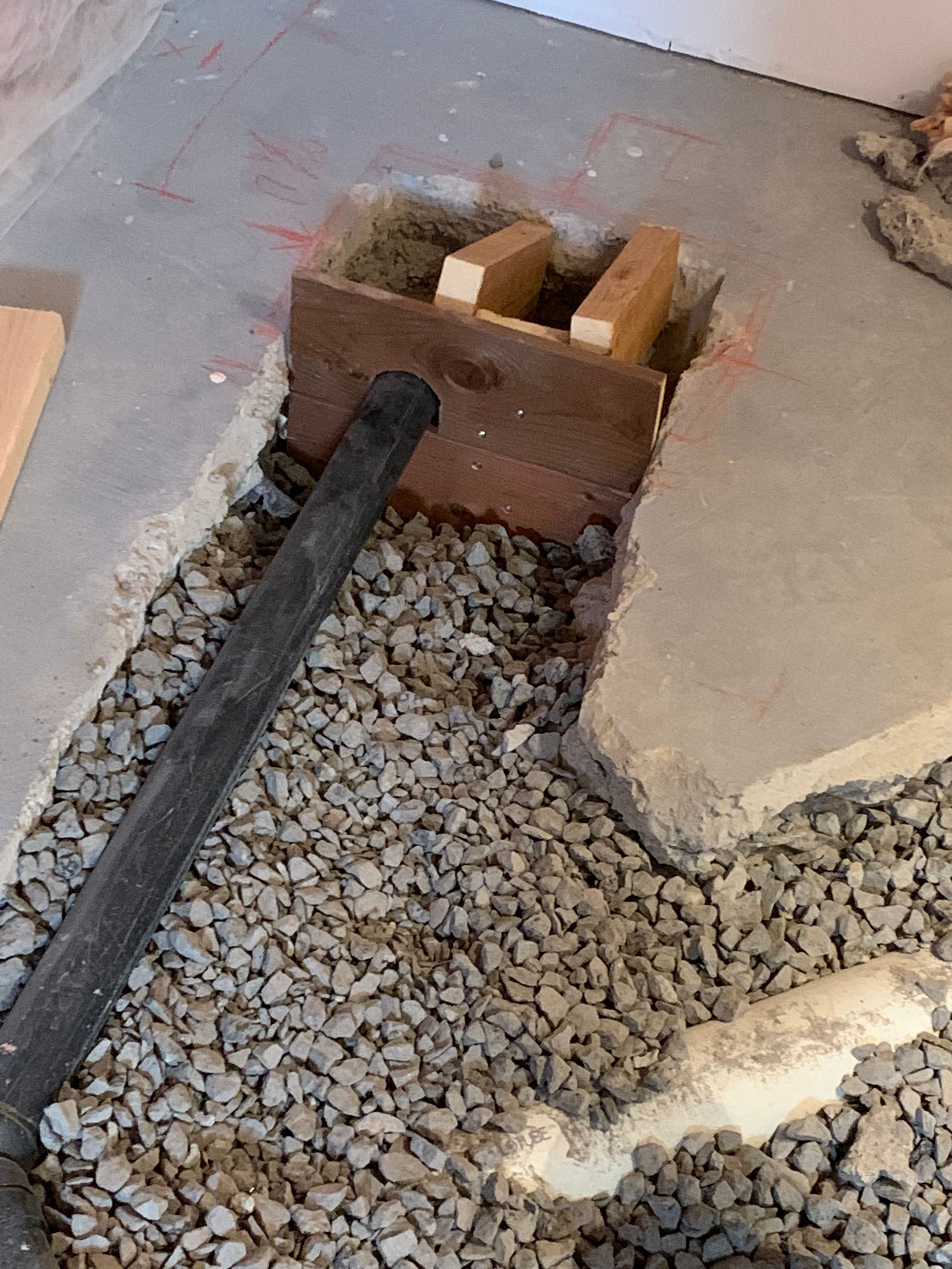 Une pièce en cours de rénovation avec beaucoup de gravats sur le sol.