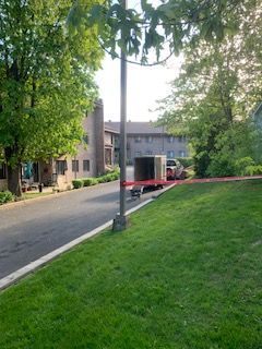 Un camion est garé sur le bord de la route devant un bâtiment.