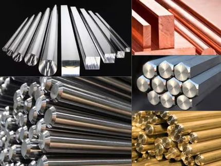 Barre metalliche grezze pronte per la lavorazione al tornio