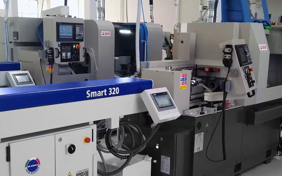 Centro di lavoro CNC con pannello di controllo