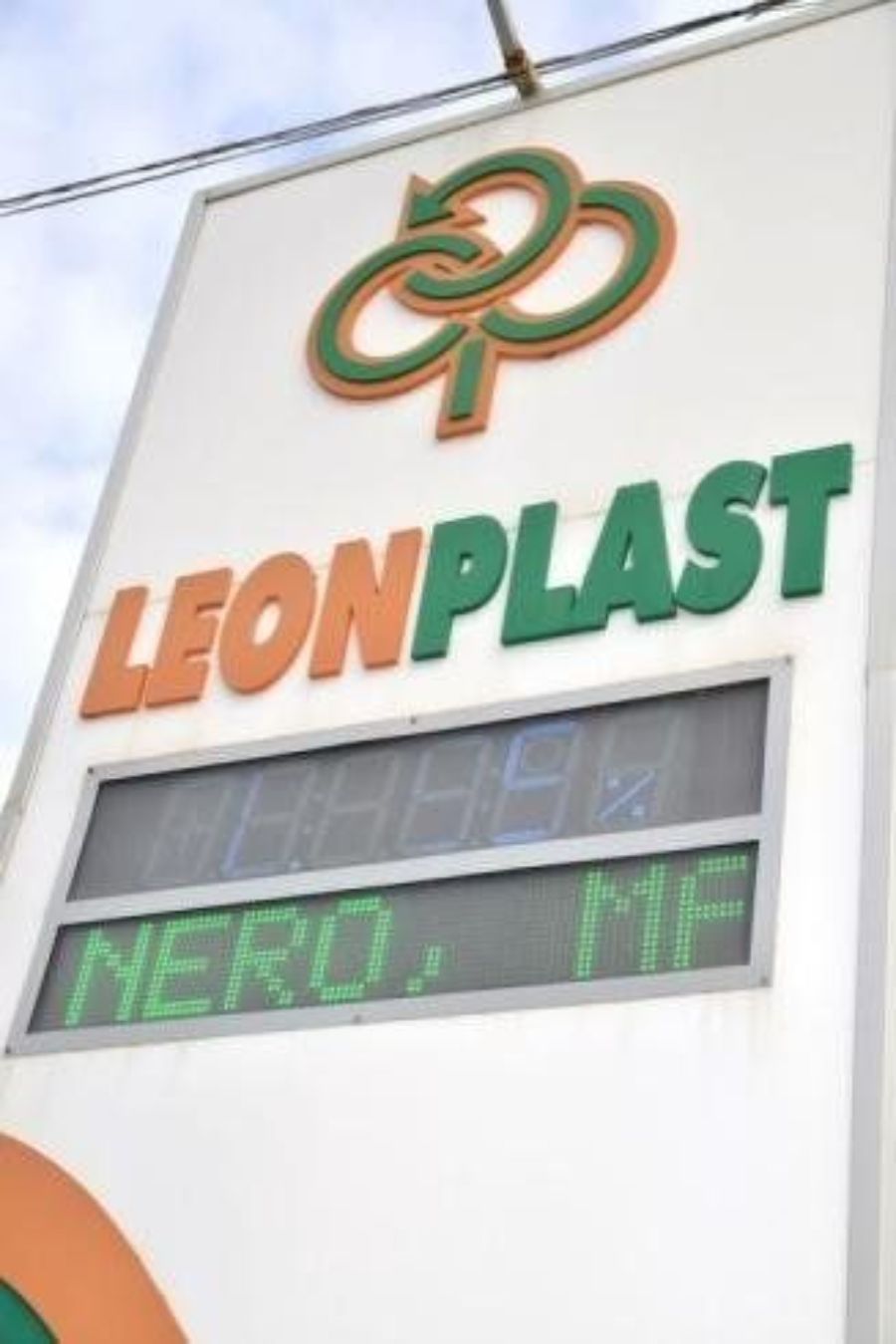 insegna della ditta di lavorazione plastica