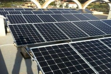 Pannelli solari installati su un tetto esposto alla luce solare diretta