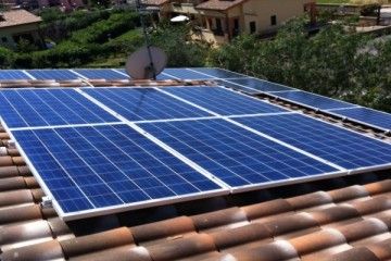 Pannelli solari installati su un tetto di tegole in un quartiere residenziale