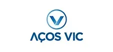 Logotipo da AÇOS VIC em azul com um ícone circular em forma de V acima do nome da empresa.
