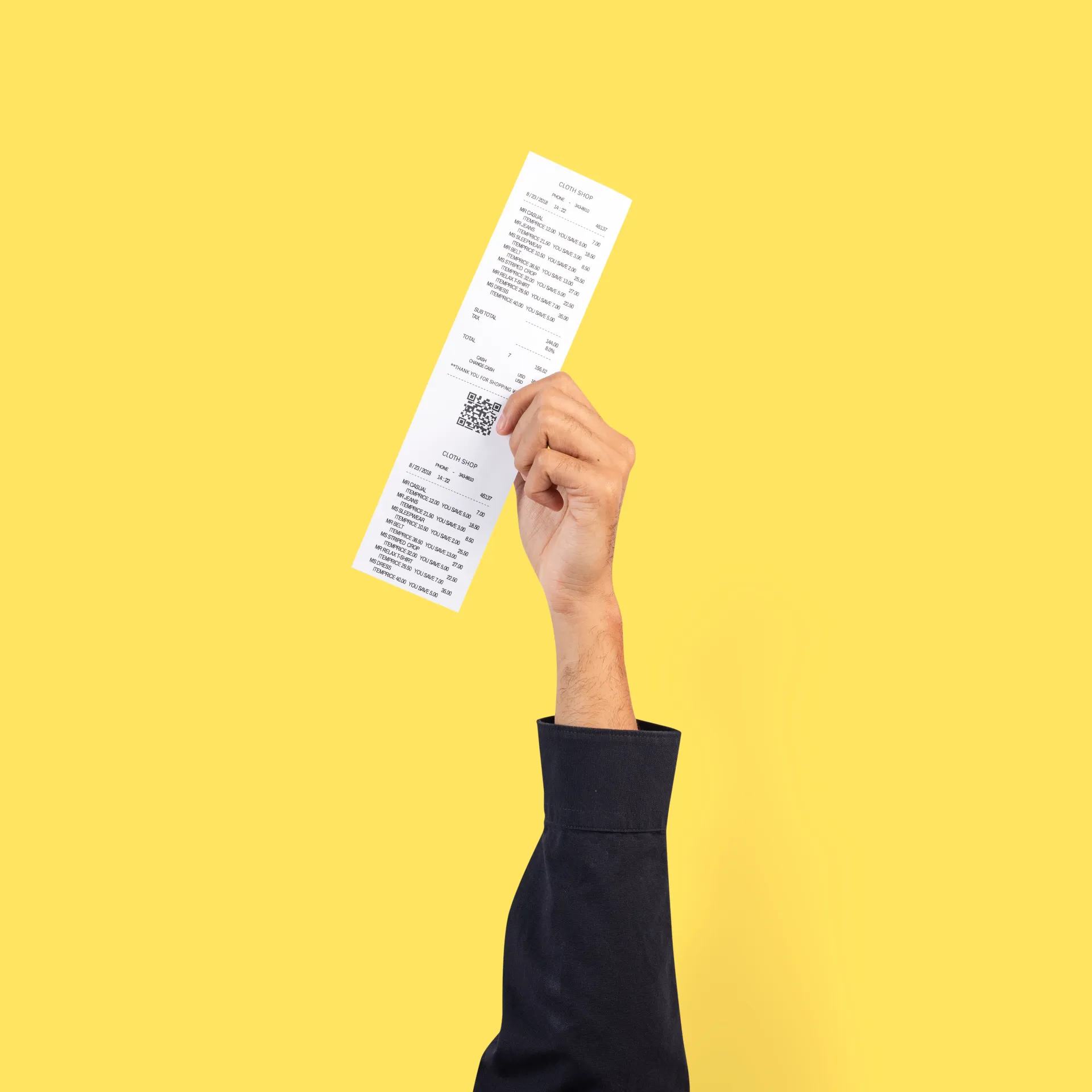 Mão segurando um recibo branco contra um fundo amarelo brilhante.
