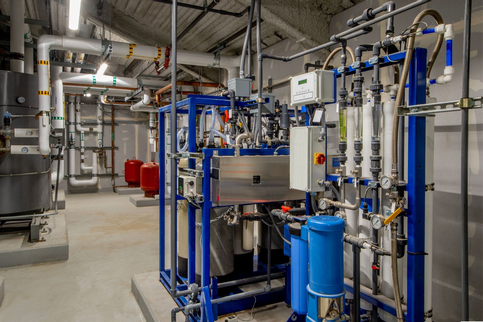 A large room filled with lots of pipes and machinery.