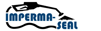 Logo d'Imperma-Seal présentant un texte bleu foncé et un dessin noir d'une buse de pulvérisation appliquant du mastic sur une toiture.