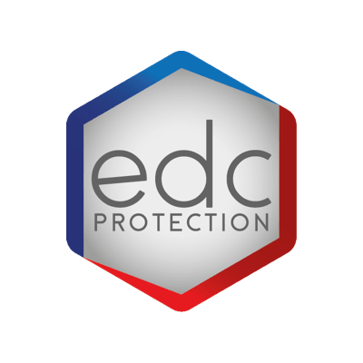 Logo hexagonal avec inscription EDC PROTECTION. Contour bleu et rouge sur fond blanc dégradé.