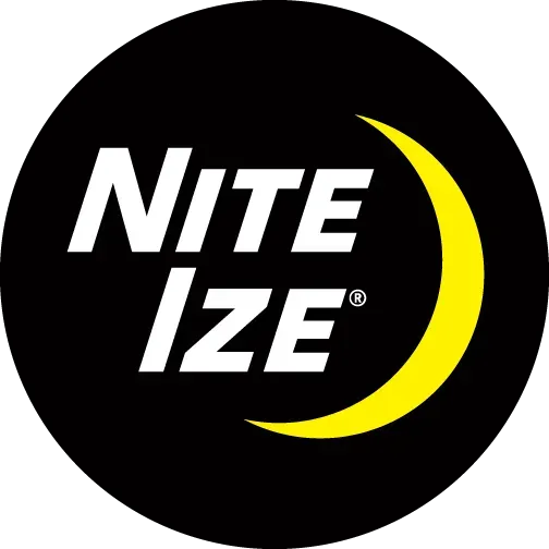Logo Nite Ize : Texte blanc « NITE IZE » avec un croissant de lune jaune sur fond de cercle noir.