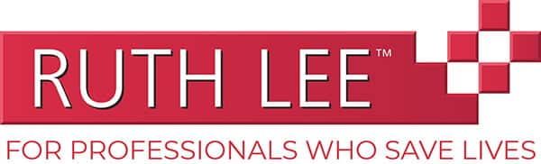 Logo de Ruth Lee composé d'un rectangle rouge avec du texte blanc et une croix rouge et blanche.