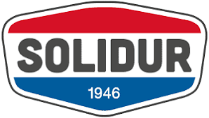 Logo de Solidur, entreprise fondée en 1946. Il présente un design rouge et bleu avec le nom « SOLIDUR » en lettres foncées.