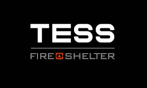 Logo du refuge anti-incendie TESS, texte blanc sur fond noir, avec un symbole de feu rouge et orange.