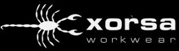Logo pour « Xorsa workwear », représentant un scorpion blanc et du texte sur fond noir.